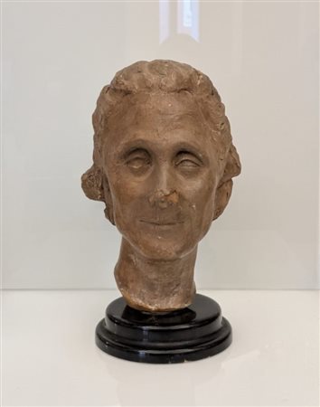  
Scultura in terracotta "Testa di anziana" Fine XIX secolo, Inizi XX secolo
terracotta  cm 33 x 25 x 20; con base altezza cm 33