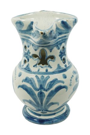 Manifattura di Castelli della metà del XX secolo  
Brocca "bevi se puoi" con decoro azzurro ed intagli a forma di giglio e di stella 
 