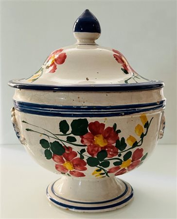 Manifattura di Castelli degli inizi del XX secolo  
Zuppiera con decoro floreale e due prese floreali a rilievo. 
 