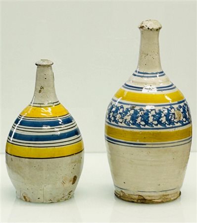 Manifattura di Bussi sul Tirino del XIX secolo  
Lotto di due bottiglie in maiolica con decori concentrici. 
 