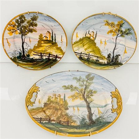 Manifattura Gesualdo Fuina, Giulianova,  XX secolo  
Lotto di tre piatti istoriati con paesaggi 
 