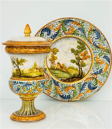  
Lotto composto da vaso con coperchio e piatto. Manifattura Luigi de Angelis, Castelli metà del XX secolo  
 diametro cm 16; diametro cm 33