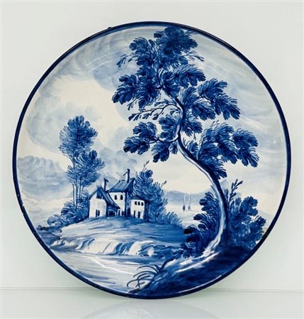 Manifattura di Castelli (TE) del XX secolo, Giuseppe Mercante  
Piatto con decoro ad ornato a paese nella tonalità del blu 
 diametro cm 24; altezza cm 3