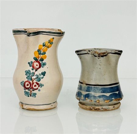 Manifattura di Castelli della fine del XIX secolo  
Lotto di due piccole brocche secolo
 