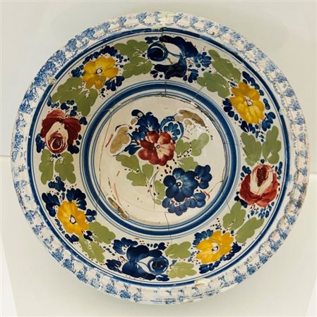 Manifattura di Castelli del XX secolo  
Grande bacile con decoro floreale al cavetto e alla tesa. Orlo con decoro blu a spugnetta. fine del XIX secolo
 diametro orlo cm 33; diametro base cm 23,5; altezza cm 12