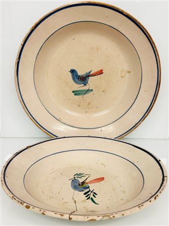 Manifattura di Castelli primi anni del XX secolo  
Lotto di due piatti da portata fondi con decoro ad uccellino 
 