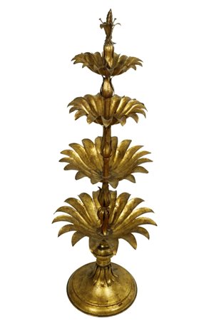  
Espositore in metallo dorato a cinque ripiani in stile Hollywood Regency.  XX secolo
 cm 150x53
