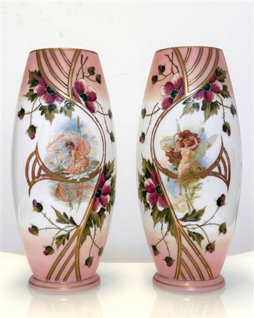  
Coppia di vasi liberty  Fine XIX secolo
opalina Cm. h 45 x 15 x Diametro base 10,5 / Diametro orlo cm 10