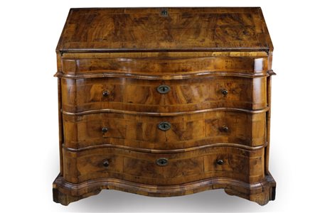  
Ribalta lastronata in radica di noce e ulivo. Manifattura Veneta, anni Trenta del XVIII secolo. 
 cm 106x105x59