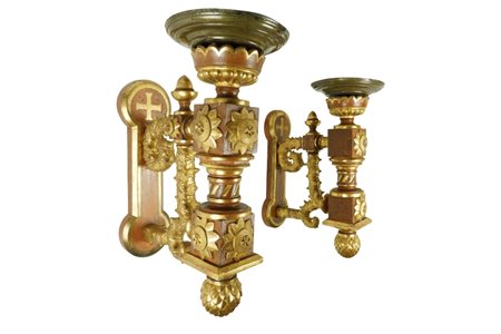  
Coppia di Portatorcieri da muro in legno finemente intagliato e dorato.  meta' XIX sec
 cm 68,5x51