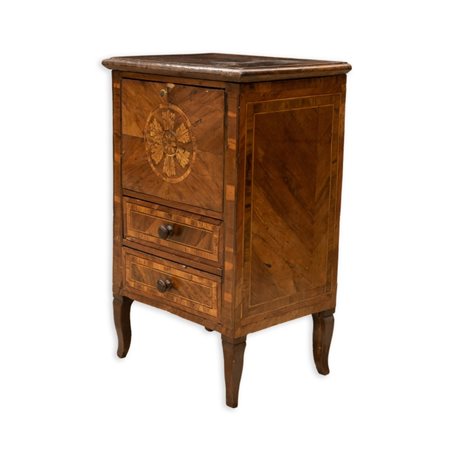  
Credenzino-comodino lastronato ed intarsiato, Nord Emilia, fine XVIII secolo Fine XVIII secolo
 cm 85x53x40