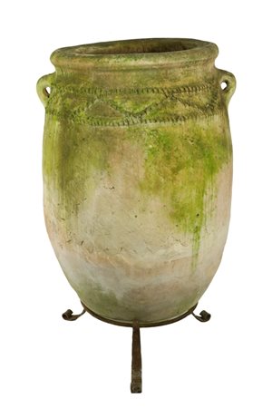  
ORCIO IN TERRACOTTA CON TRIPODE IN FERRO BATTUTO 
 H 112 cm; W 68 cm.