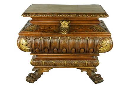  
CASSAPANCA IN STILE RINASCIMENTO 
Legno di noce 
