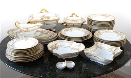  
Servizio da pranzo mistilineo da sei con finitura a rilievo in oro della Pirker & Hammer 
 