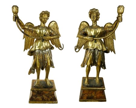  
Coppia di angeli tedofori in legno intagliato e dorato, Centro Italia, XVII secolo 
 altezza cm  93