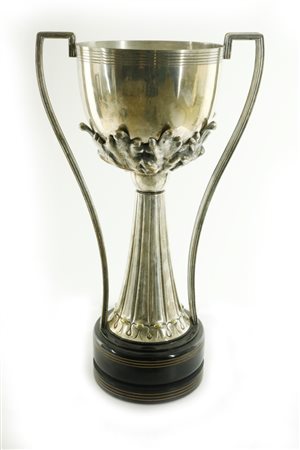  
Coppa biansata con base in legno laccato nero.  XX secolo
 cm 44x25