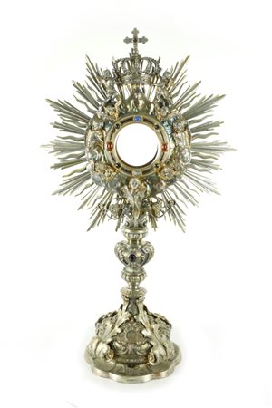  
Antico ostensorio da parata in argento sbalzato, cesellato ed in parte dorato. Manifattura romana fine del XVII secolo – inizi del XVIII 
 altezza cm 60; peso g 2556