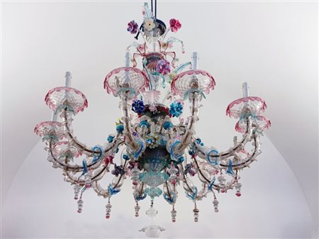 Manifattura veneta del XIX / XX secolo  
Grande lampadario di Murano in vetro policromo di forma circolare 
Vetro cristallino  altezza cm 137