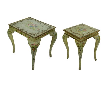  
Coppia di tavolini veneti Fine XIX secolo
 cm 46x47x37; cm 46x34x34