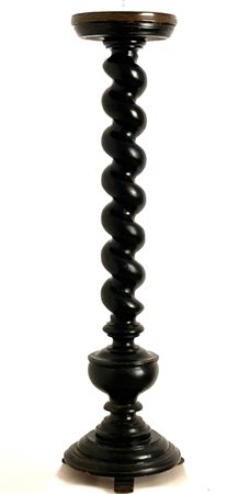  
Colonna a torciglione in legno ebanizzato poggiante su base tonda rialzata su tre piedini 
 Cm h 117 x 28