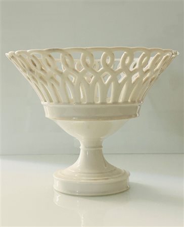  
Fruttiera in ceramica realizzato con elegante decorazione a cestello traforato. Maniffattura di Bassano, primi anni del XX secolo 
 cm diametro 23,5x19