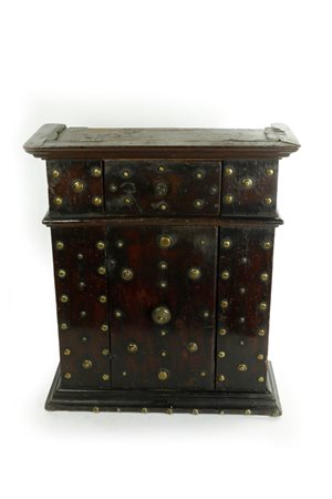  
Piccolo stipo in legno di noce in patina - Bologna XVI sec          XVI secolo
 cm 60x52x21