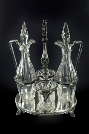  
Servizio in argento e cristallo. Spagna XX sec.
Argento Cm. h 33 x 26 x 18