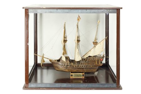 Manifattura italiana del XX secolo  
Modello di "galeone Golden Hind" 
Legno cm 64x78x14