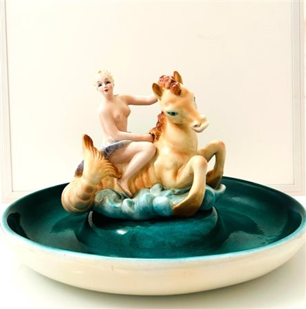  
COMACCHIO MARCELLO Statuetta  in maiolica  
 h 20 x 24 x 17 cm.