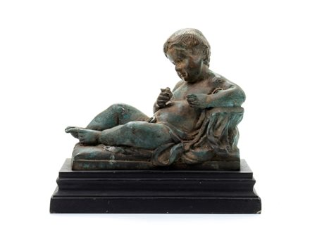  
Putto disteso 
scultura in bronzo su base in legno dipinto nero cm 25x27x12