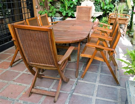  
8 sedie pieghevoli in legno con schienale in vimini con cuscini doppi in gommapiuma rivestiti in tessuto bianco 
 sedia capotavola cm: cm 116x50 54; sedia: cm 88x46,5x68