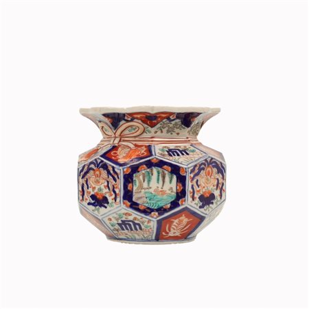  
Coppia di cachepot Imari di forma ottagonale. Giappone, XX Secolo 
 cm 15x16; diametro orlo cm 16