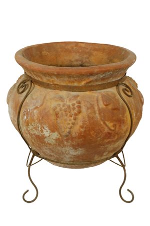  
ORCIO BASSO IN TERRACOTTA CON TRIPODE IN FERRO BATTUTO  
 55X54 cm.