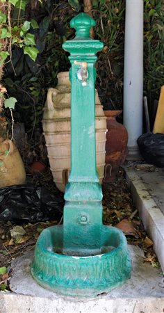  
Fontanella da giardino in ghisa verde 
  altezza cm 126