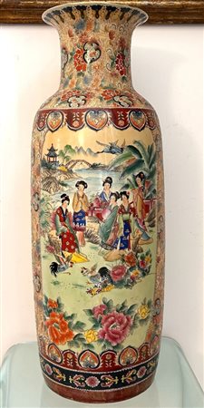  
Grande vaso dipinto a mano raffigurante scena di genere con donne in abiti tradizionali sulle rive di un fiume. Cina, metà del XX secolo 
 altezza cm 93,5