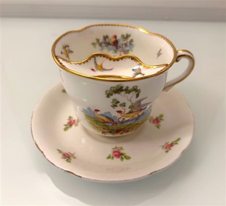 Manifattura inglese dell'ultimo quarto del XIX secolo  
Tazza vittoriana usata dagli uomini per non bagnarsi i baffi 
 altezza cm 8; diametro piattino cm 15
