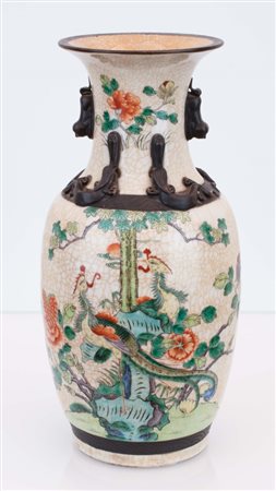  
Vaso Nanking decorato con pavoni e fiori. Cina, XIX secolo 
smalto su ceramica con inserti in bronzo altezza cm 36