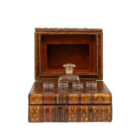 Manifattura francese della prima metà del XX secolo  
Scatola in pelle a foggia di due libri che nasconde set da liquore 
 cm 21x20x26