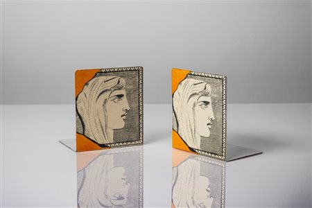 Piero Fornasetti (Milano 10/11/1913 - Milano 09/10/1988)  - Coppia di fermalibri, decoro Frammenti antichi, 1950 circa