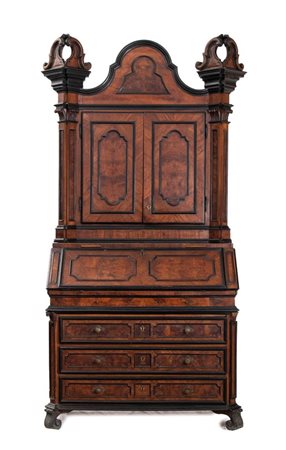  
Trumeau italiano in noce con intarsi in avorio Lombardia, metà XVIII secolo
 Altezza x larghezza x profondità: 280 x 135 x 60 cm