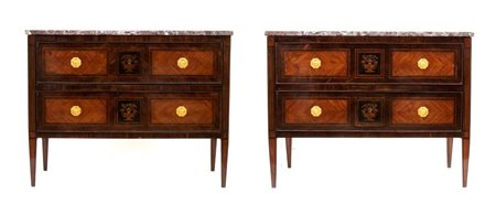  
Coppia di cassettoni italiani intarsiati, Luigi XVI Napoli,  XVIII secolo
 Altezza x larghezza x profondità: 100 x 131 x 62 cm.