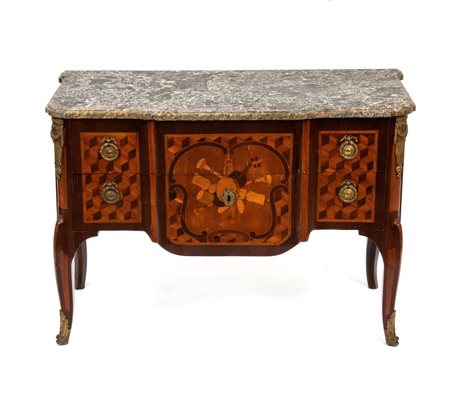 JEAN HOLTHAUSEN  
Comò francese intarsiato Parigi, XVIII secolo
 Altezza x larghezza x profondità: 87 x 126 x 54 cm.
