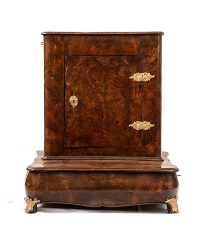  
Inginocchiatoio italiano in radica di noce, Luigi XV XVIII secolo
 Altezza x larghezza x profondità 94x80x61 cm