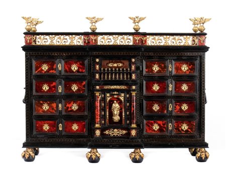  
Monetiere in legno ebanizzato e tartaruga Lombardo-Veneto, XVIII secolo
 Altezza x larghezza x profondità: 86 x 111 x 36 cm.