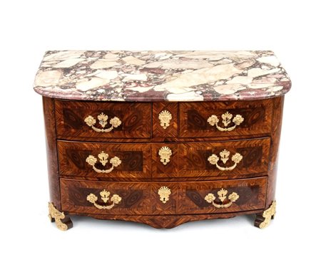  
Commode francese, Luigi XIV XVIII secolo
 Altezza x larghezza x profondità: 83 x 130 x 67 cm.