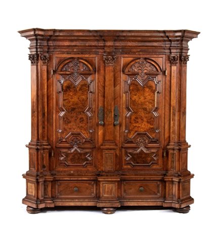  
Armadio Barocco tedesco, Luigi XIV XVII secolo
 Altezza x larghezza x profondità: 225 x 215 x 90 cm.