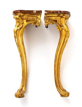  
Coppia di console d'applique italiane angolari, Luigi XV Roma, XVIII secolo
 Altezza x larghezza x profondità: 90 x 45 x 41 cm