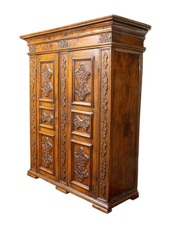  
Armadio Barocco italiano Lombardia, XVII secolo
 Altezza x larghezza x profondità: 230 x 191 x 78 cm.
