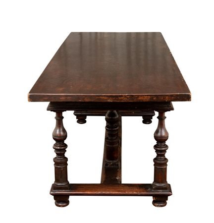  
Tavolo fratino italiano con sedie Mantova, XVIII secolo
 Altezza x larghezza x profondità: 80 x 225 x 84 cm.