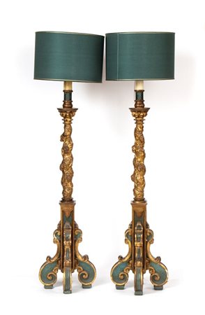  
Coppia di torcieri italiani laccati e dorati Venezia, XVIII secolo
 Altezza x larghezza x profondità: 136 x 38 x 38 cm.